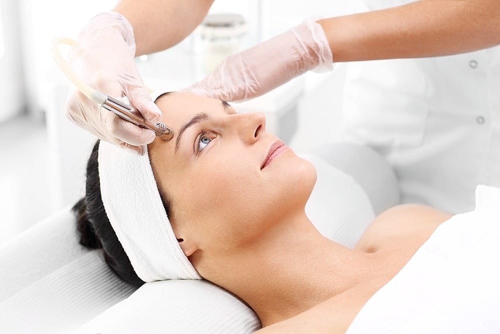 Dermaplaning vs. Microdermabrasion: Which is Right for You